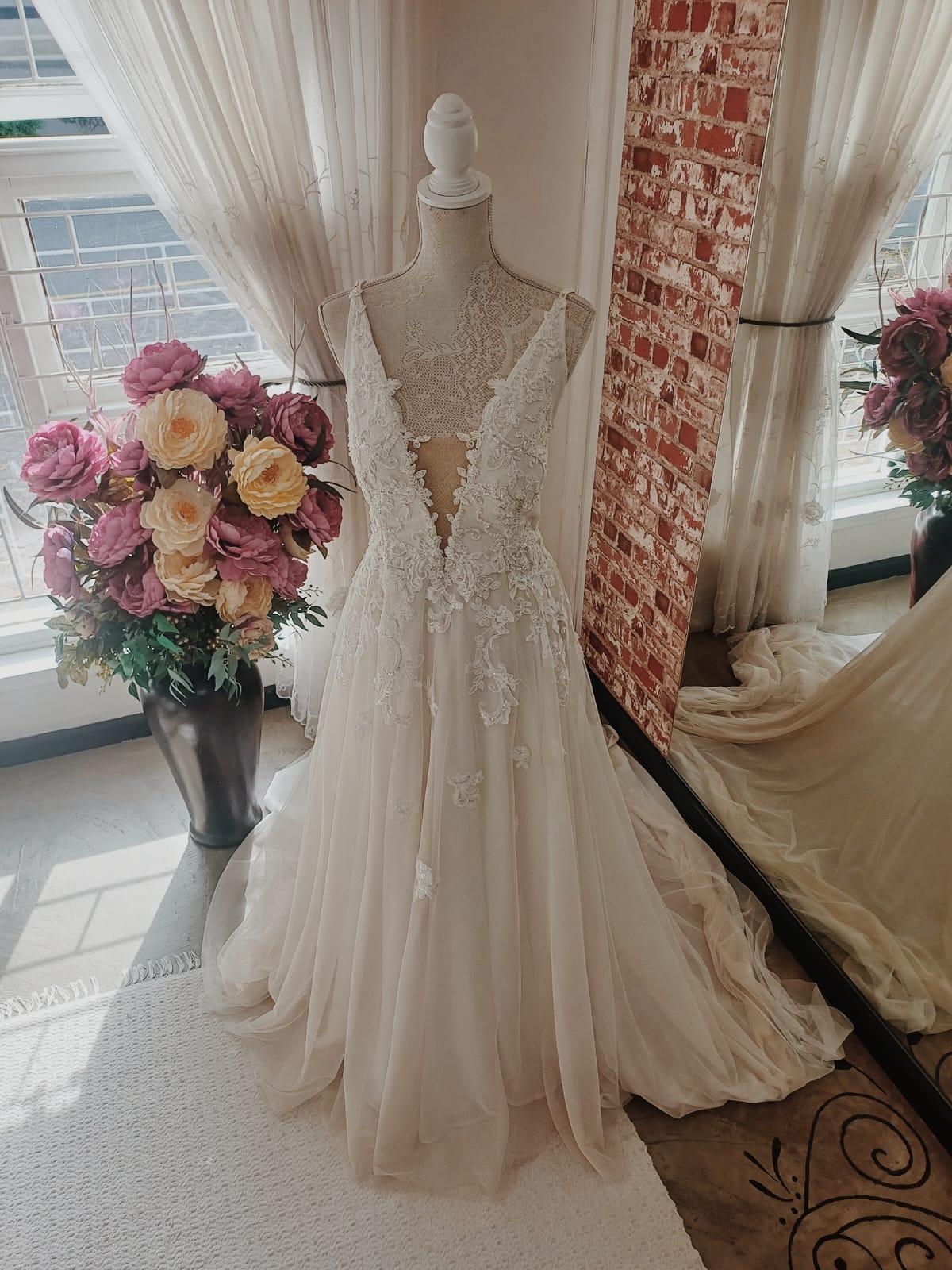 HIRE BRIDAL GOWN - HF4191 - ELEVATE YOUR BRIDAL LOOK WITH A BATEAU NECKLINE LACE BODICE AND A BLUSH TULLE PRINCESS BALL GOWN SKIRT. THIS COMBINATION EXUDES A SENSE OF CLASSIC ELEGANCE AND ROMANCE FOR YOUR SPECIAL DAY.