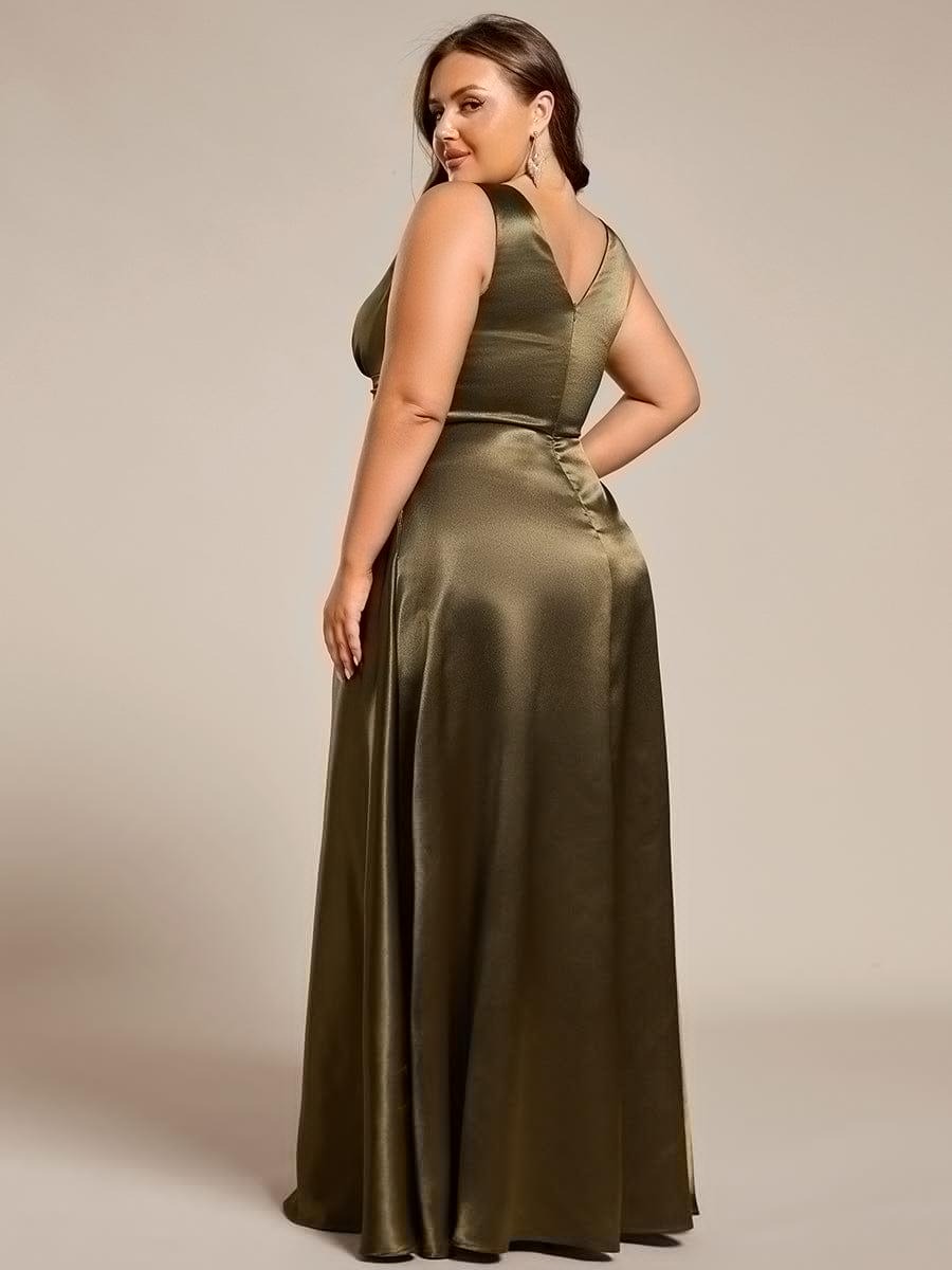 This plus-size satin maxi bridesmaid dress offers a blend of comfort and elegance. The empire waist design flatters every figure, while the soft satin fabric creates a smooth, luxurious look. Convenient side pockets add a practical touch, making it perfect for weddings and formal events where both style and functionality are key.