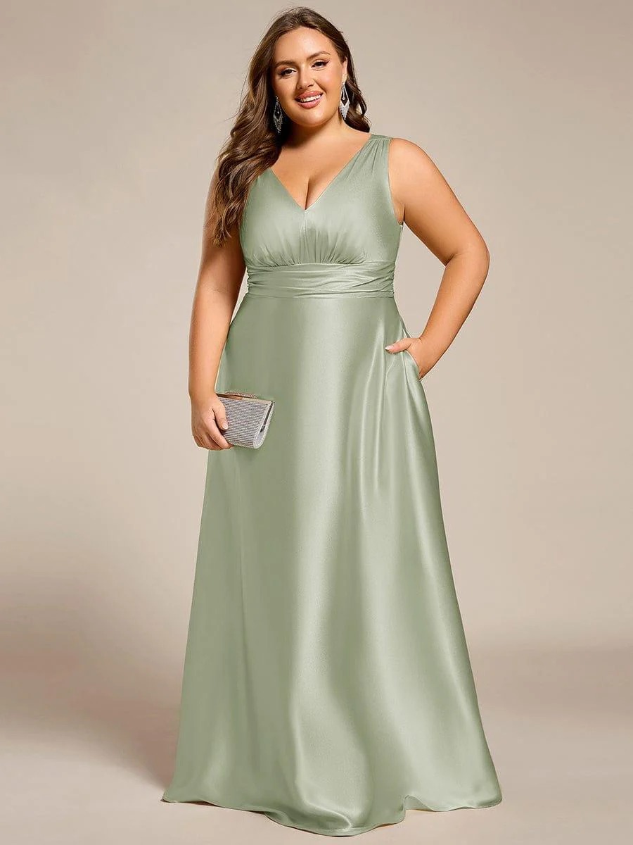 This plus-size satin maxi bridesmaid dress offers a blend of comfort and elegance. The empire waist design flatters every figure, while the soft satin fabric creates a smooth, luxurious look. Convenient side pockets add a practical touch, making it perfect for weddings and formal events where both style and functionality are key.
